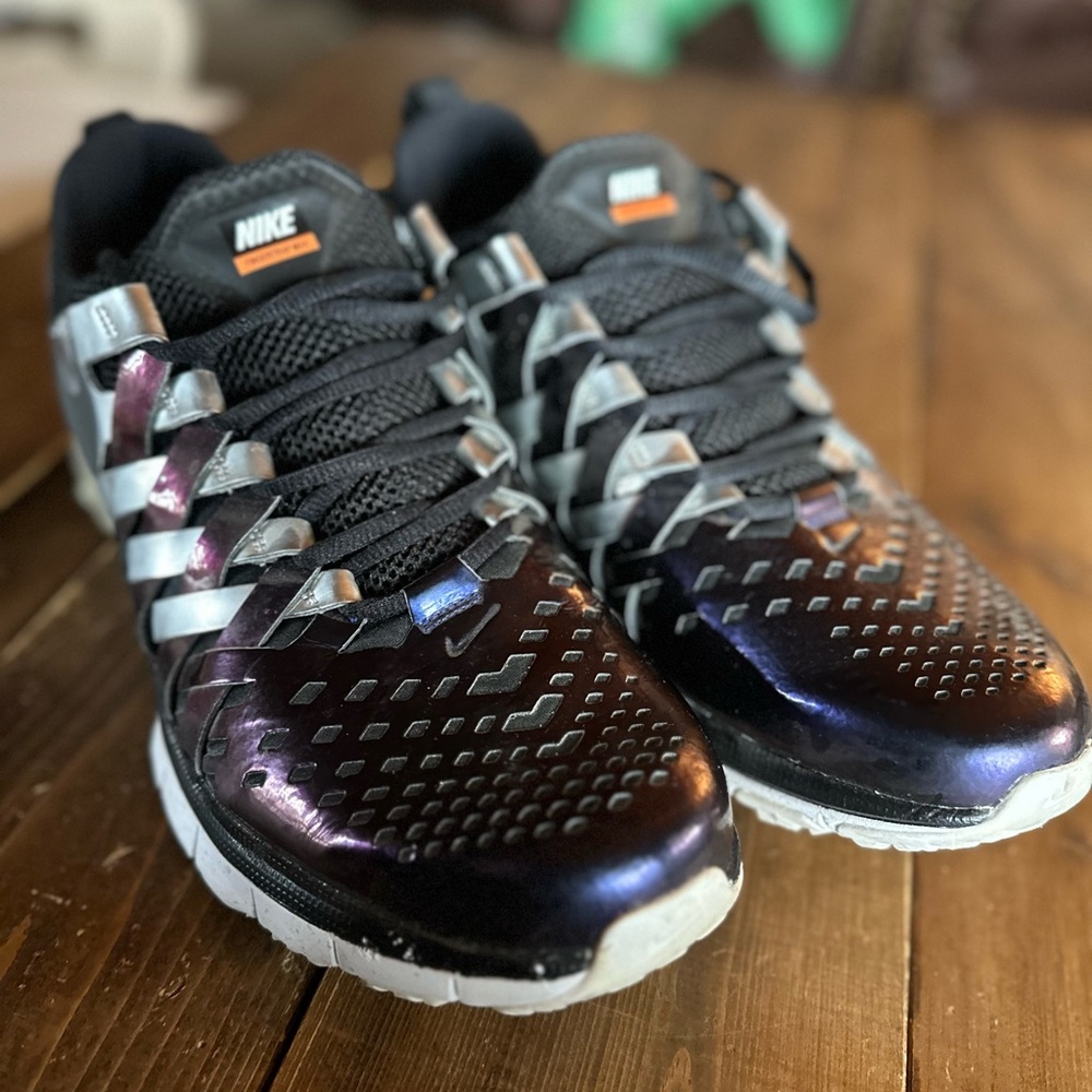 Nike Men's Black and Silver Athletic Shoes